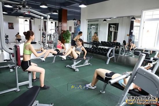 長腿、翹臀的完美身材美女哪里多集中？除了春熙路，可能也就是四川西南航空職業學院健身房了。近日，該校一組美女健身房性感照片走紅網絡，時尚炫酷高大上的健身房加長腿翹臀完美身材的俏空姐，讓網友觀后直呼：“看美女不用去春熙路被暴曬了，到西航健身房吹著空調撩師妹去?！? class=