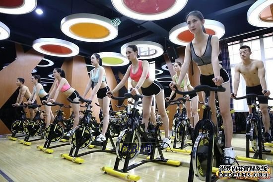 長腿、翹臀的完美身材美女哪里多集中？除了春熙路，可能也就是四川西南航空職業學院健身房了。近日，該校一組美女健身房性感照片走紅網絡，時尚炫酷高大上的健身房加長腿翹臀完美身材的俏空姐，讓網友觀后直呼：“看美女不用去春熙路被暴曬了，到西航健身房吹著空調撩師妹去。”