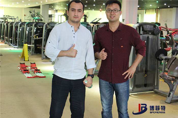阿塞拜疆客戶來博菲特購買健身房器材，產品囊括有氧系列的跑步機，動感單車，健身車