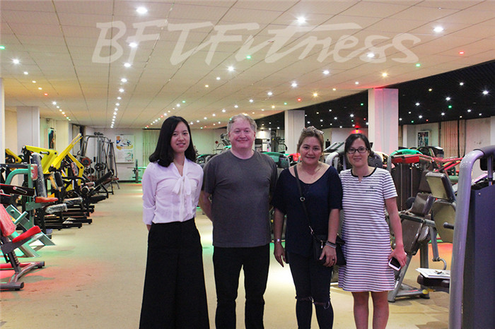 英國客戶來博菲特購買健身房器材，產(chǎn)品囊括有氧系列的跑步機(jī)，動(dòng)感單車，健身車