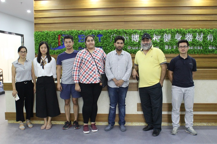 印度客戶來中國進口健身房器材 