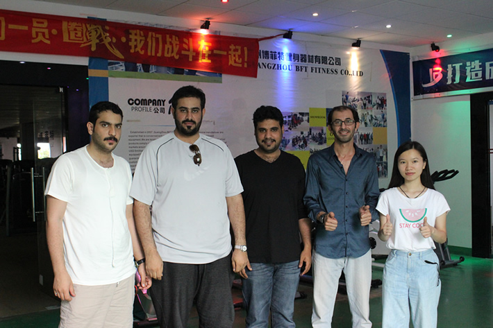 沙特客戶來中國進口商用健身房器材
