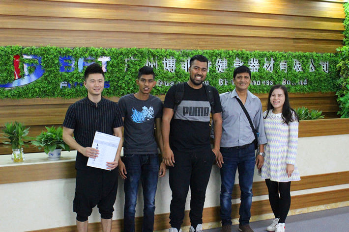 毛里求斯客戶來中國采購健身房器材