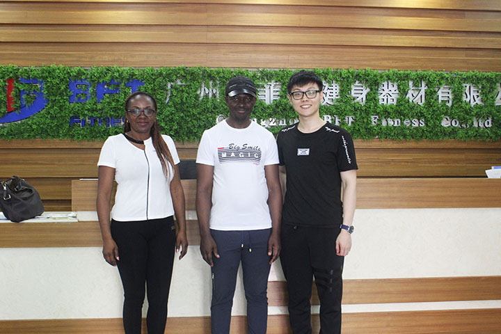 喀麥隆客戶采購健身器材