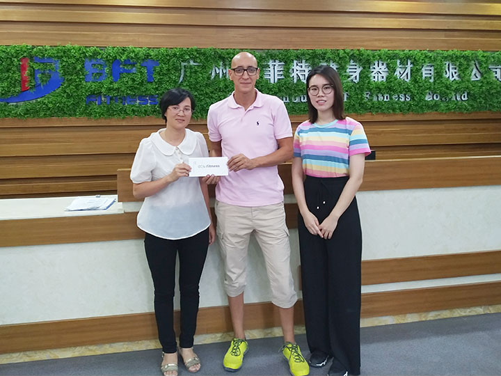 沙特客戶來(lái)中國(guó)采購(gòu)健身器材