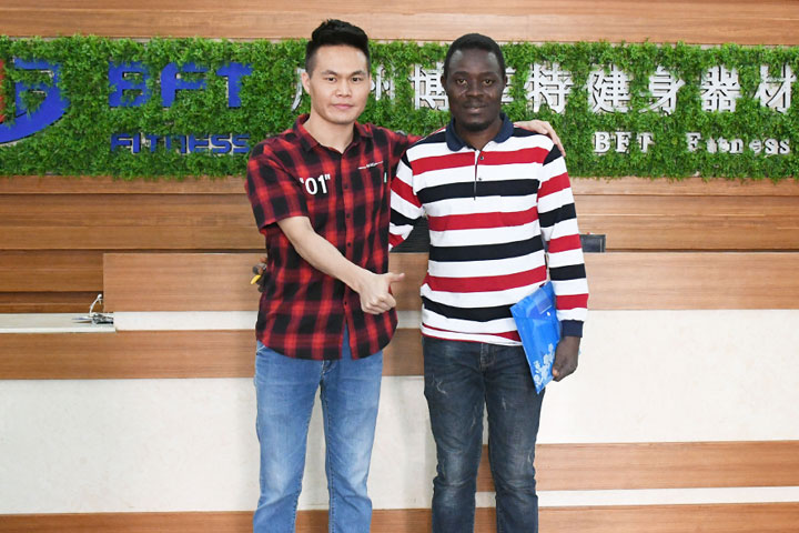 尼日利亞客戶來(lái)中國(guó)采購(gòu)健身器材